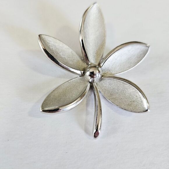Vintage Crown Trifari Alfred Philippe Brushed Silver Tone Floral Brooch Pin - Picture 3 of 9
